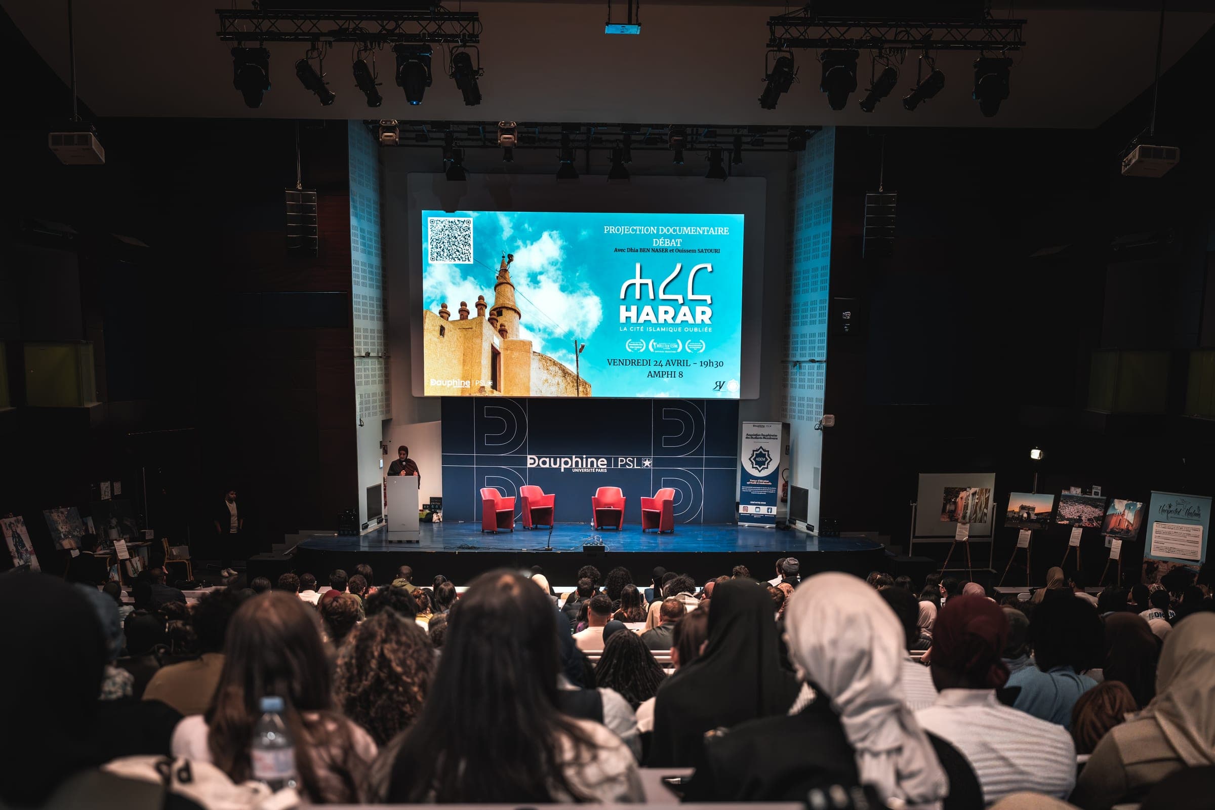 La scène pendant la projection-débat de Harar à Paris-Dauphine