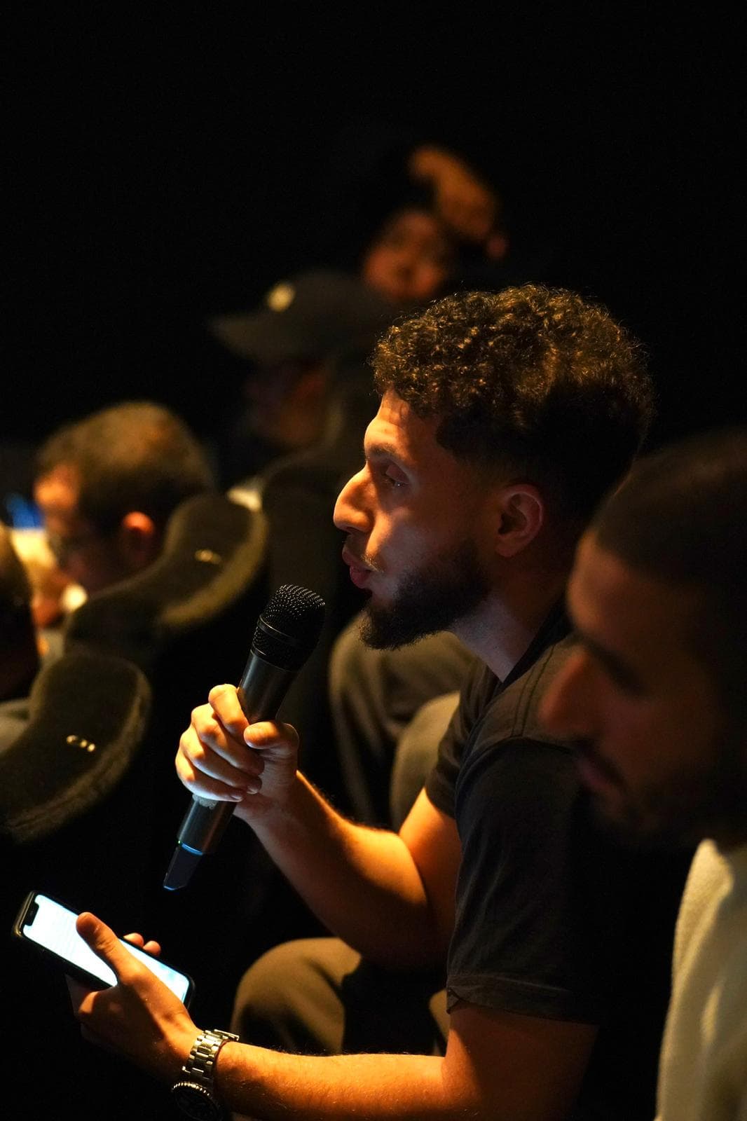 Un spectateur prend la parole après la projection