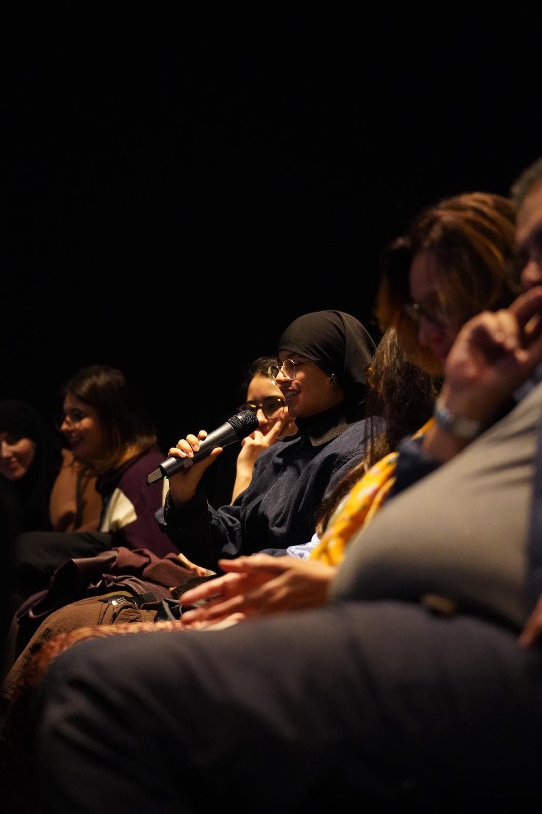 Une spectatrice échange avec l'équipe après la projection