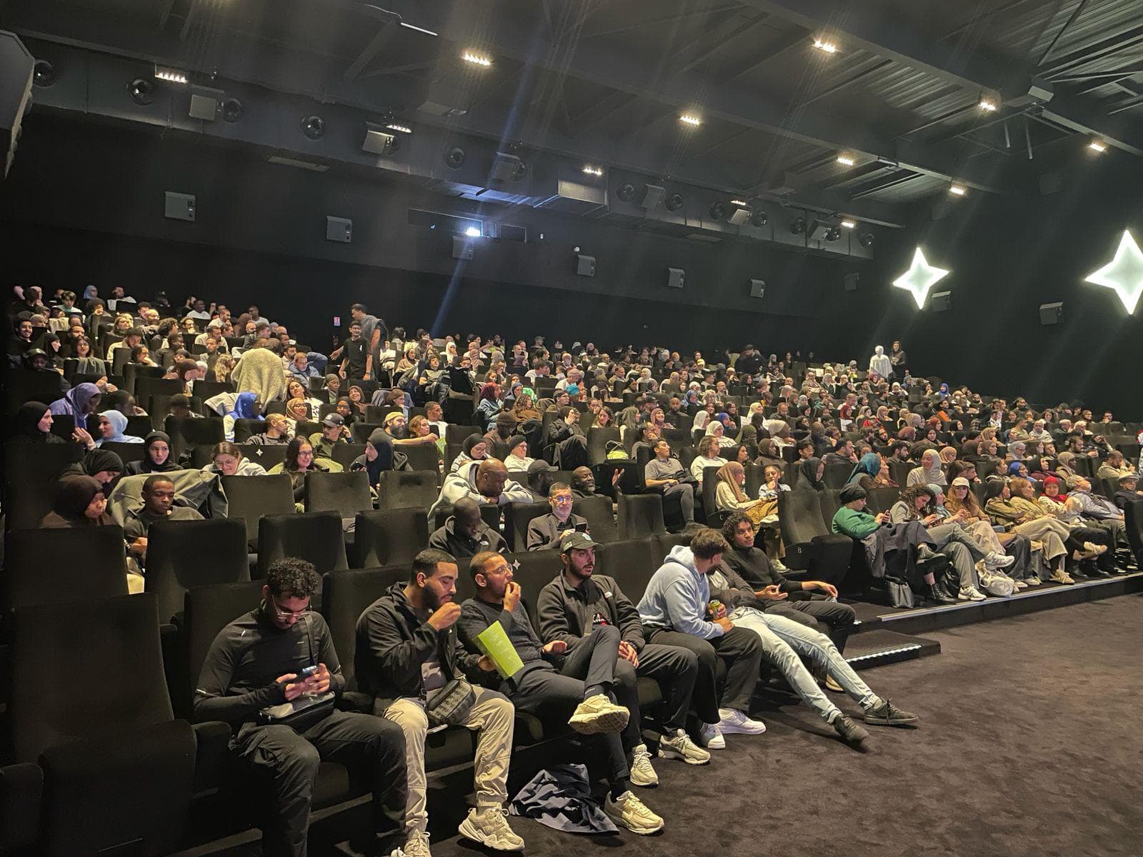 Salle comble pendant une étape de la tournée Harar