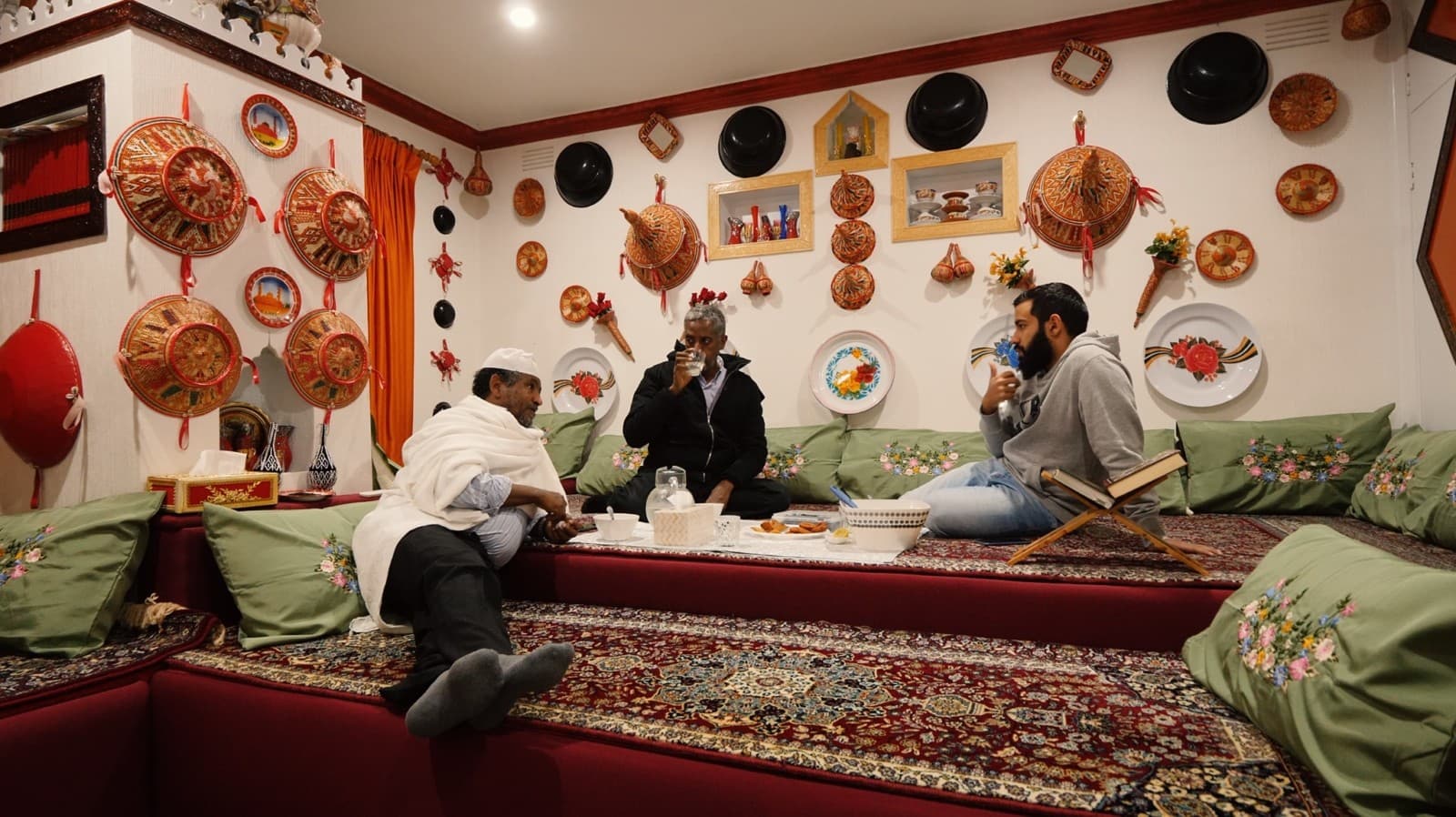 Entretien dans un salon traditionnel pendant le tournage à Harar