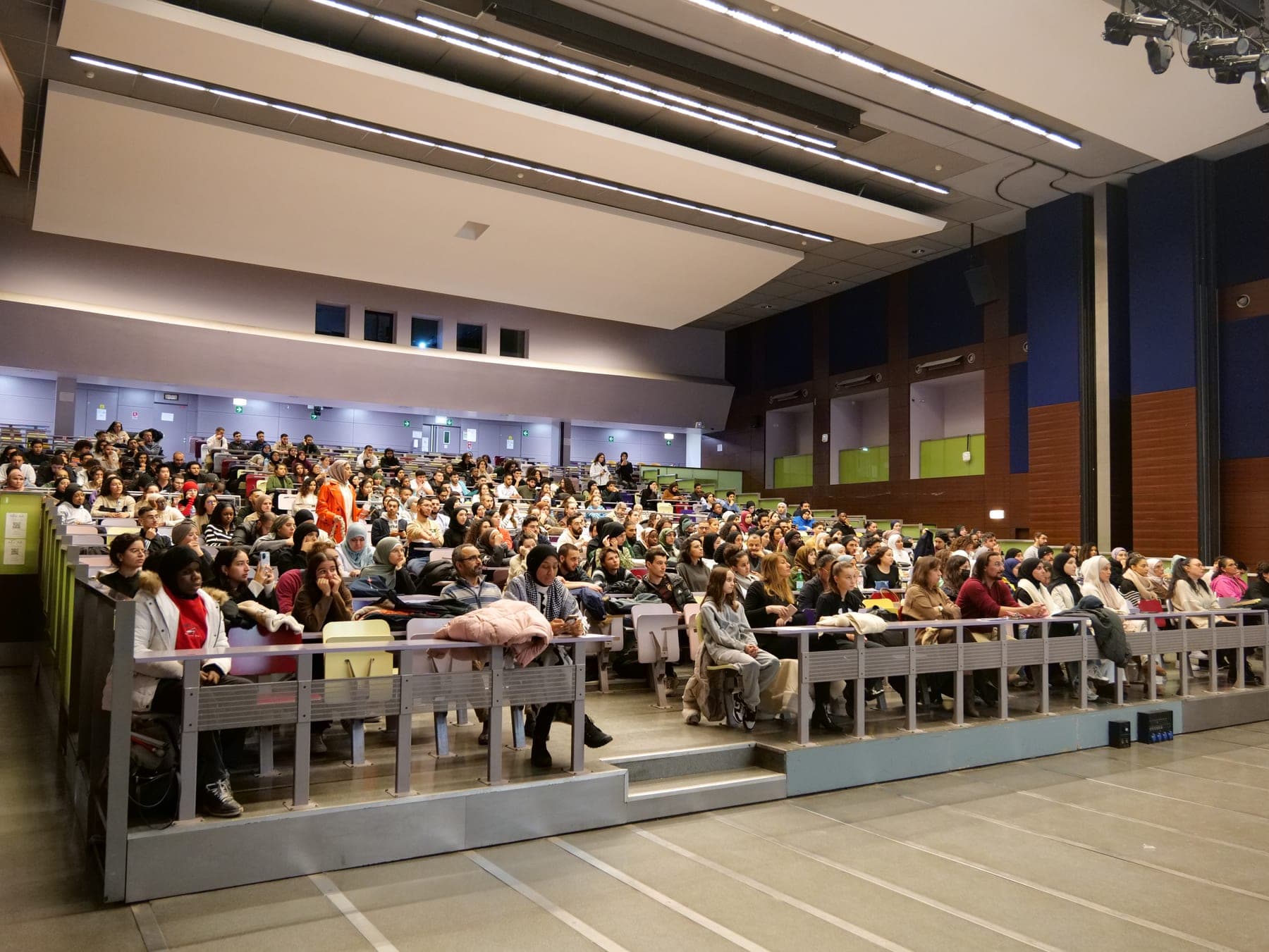 Salle comble lors d'une projection-débat à Paris-Dauphine