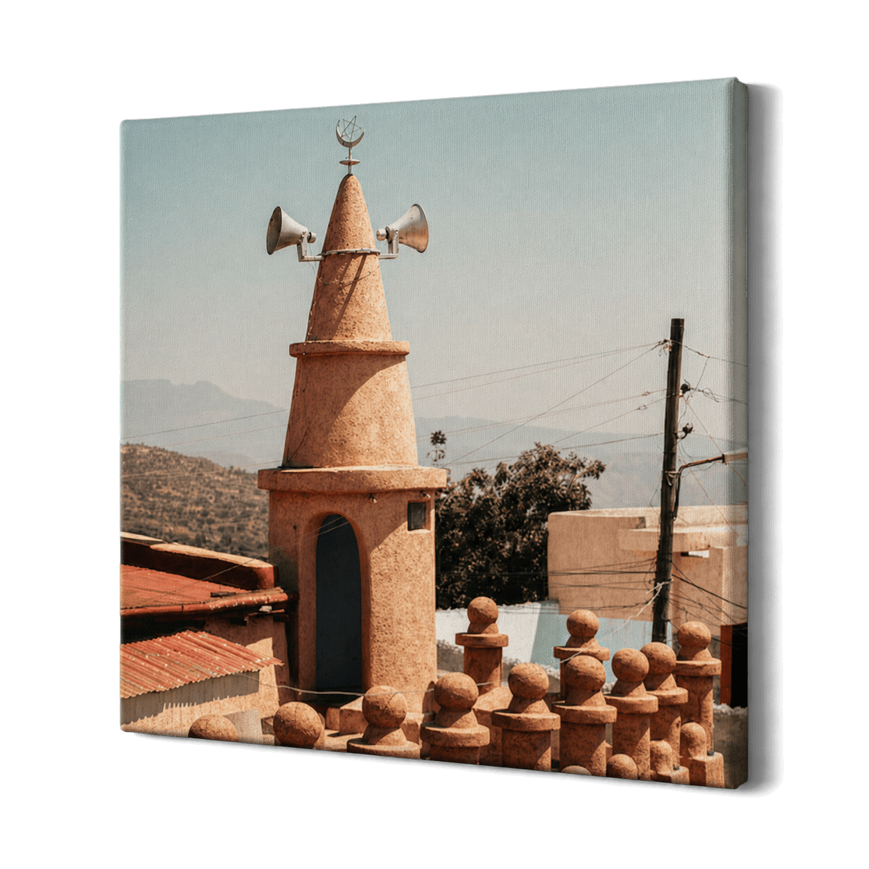 Minaret ocre et haut-parleurs de l'appel à la prière