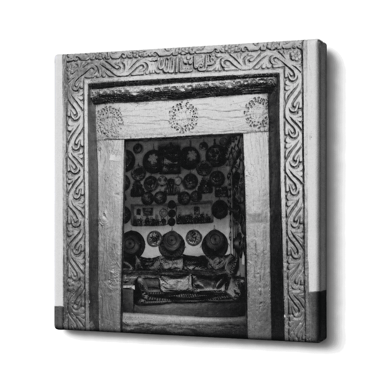 Porte sculptée d'une maison traditionnelle